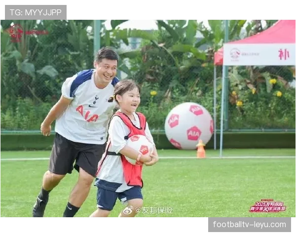 友邦重庆青少年足球训练营火热启动：助力山城体育，传递健康新‘享’法